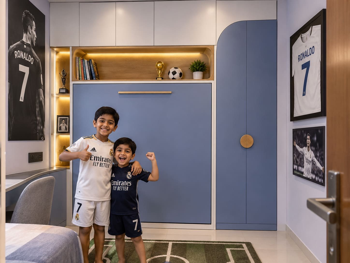Two boys in football kit in their Ronaldo-themed room: powder-blue horizontal Dwalsbed closed, oak shelf, pitch-print rug.